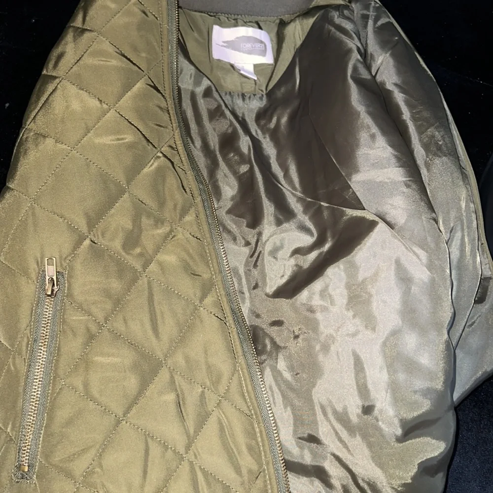 Forever 21 Quilted Satin Bomber Jacket in Olive Green. - Picture 5 of 7